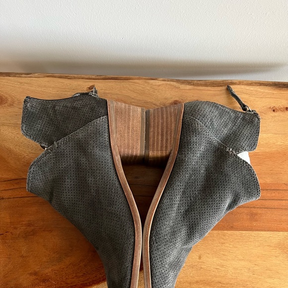 Dolce Vita Karsen Bootie - Size 8 - Picture 9 of 14